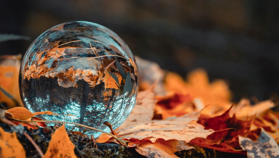 960x544 Wallpaper ball, glass, autumn, foliage, reflection