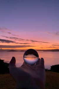 Preview wallpaper ball, hand, reflection