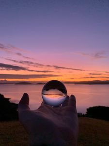 Preview wallpaper ball, hand, reflection