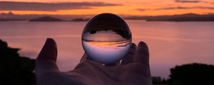 Preview wallpaper ball, hand, reflection