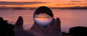 Preview wallpaper ball, hand, reflection