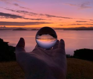 Preview wallpaper ball, hand, reflection