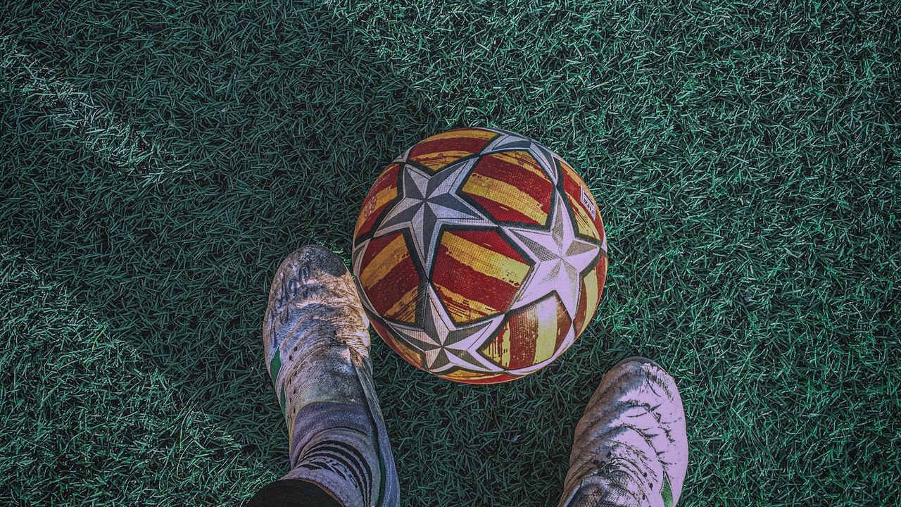 Wallpaper ball, legs, football, lawn