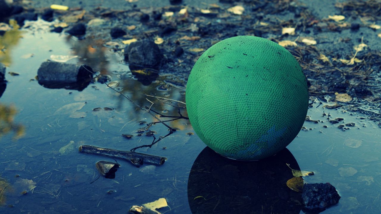 Wallpaper ball, mud, puddle