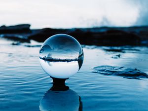 Preview wallpaper ball, reflection, water, ripples