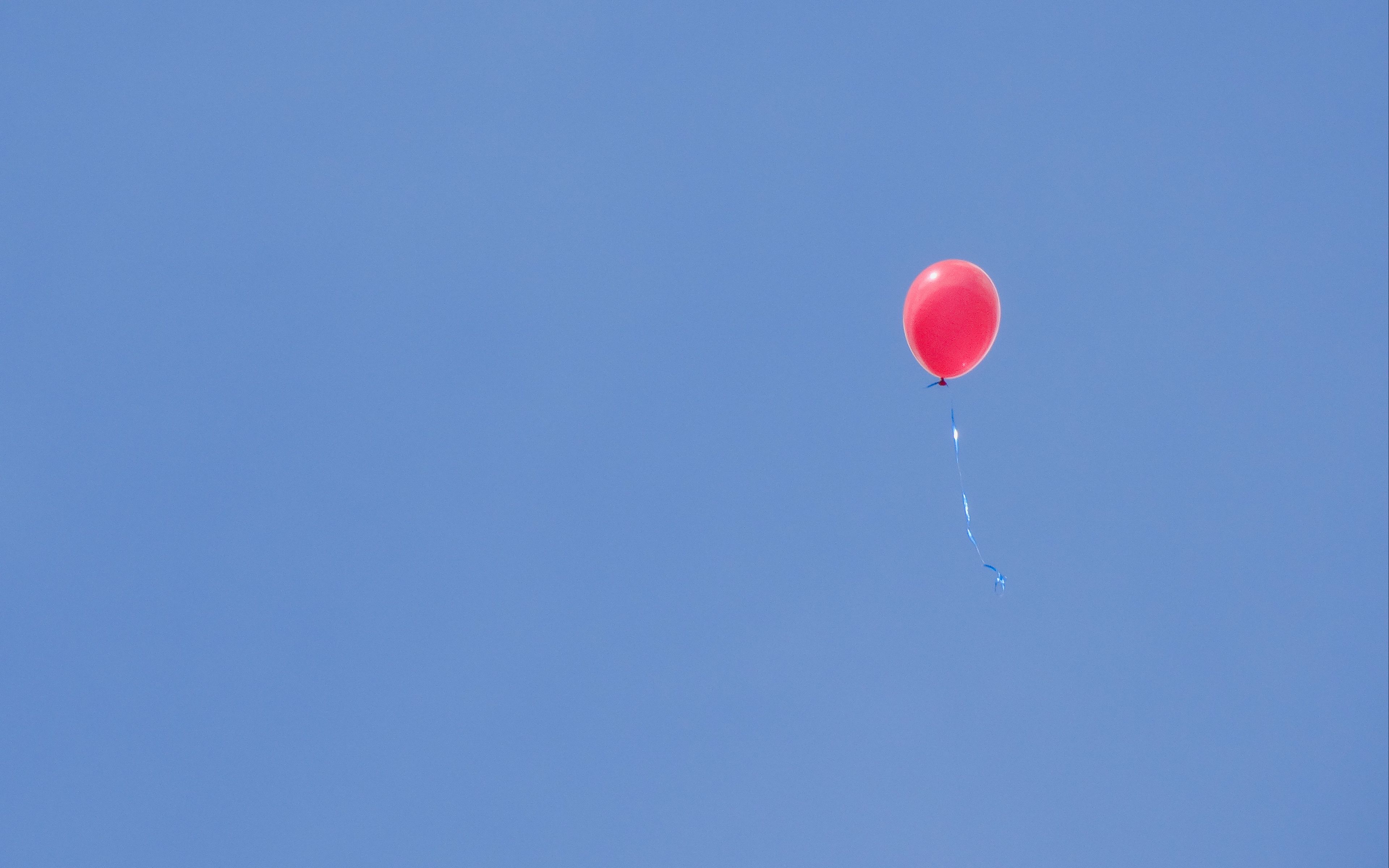 Небольшой легкий шарик. Улетающий воздушный шар. Шарик улетел. Воздушный шарик улетает. Красный воздушный шар.