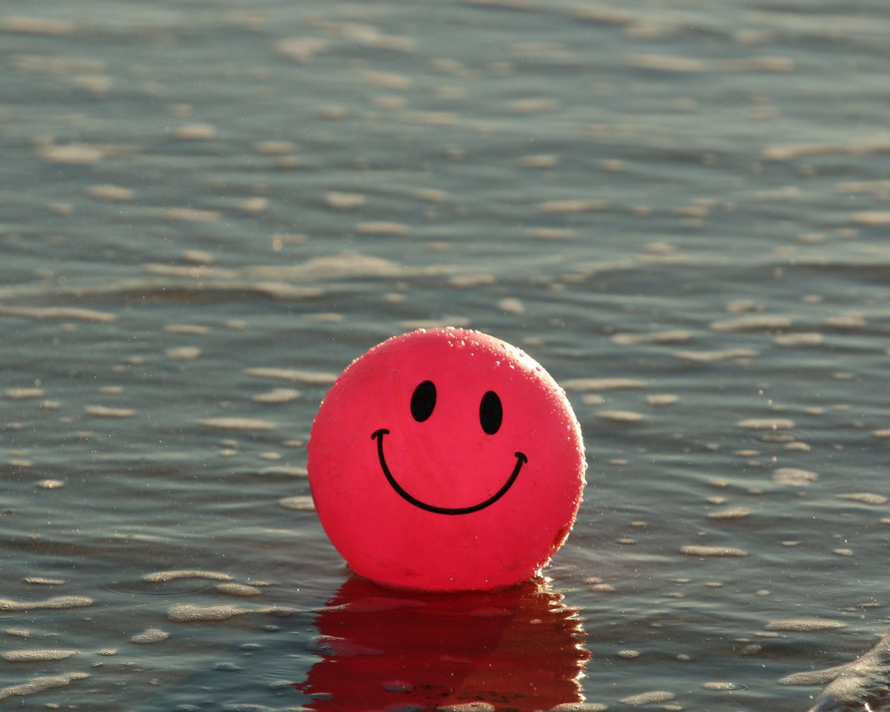 Download wallpaper 1280x1024 balloon, smile, smiley, happy, water ...