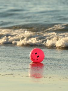 Preview wallpaper balloon, smiley, smile, sea, water, surf