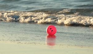 Preview wallpaper balloon, smiley, smile, sea, water, surf