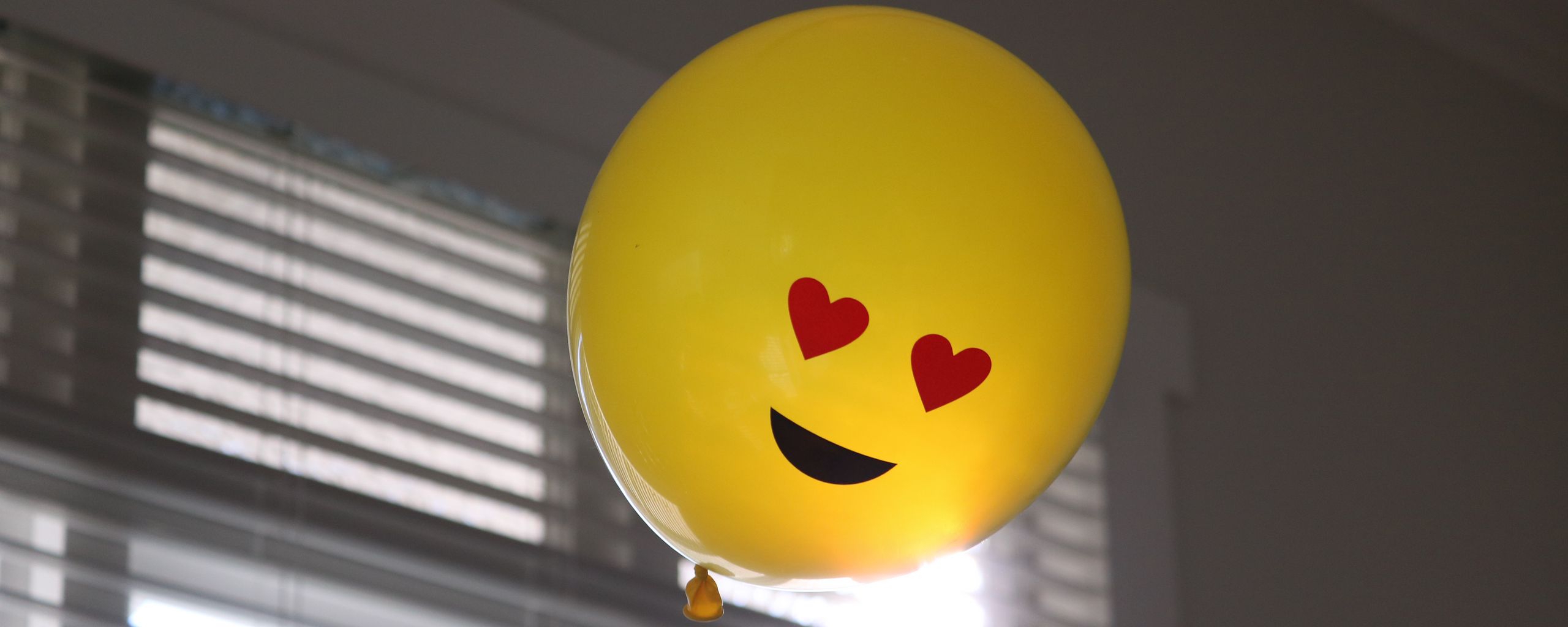 2560x1024 Wallpaper balloon, smiley, smile, happiness, love