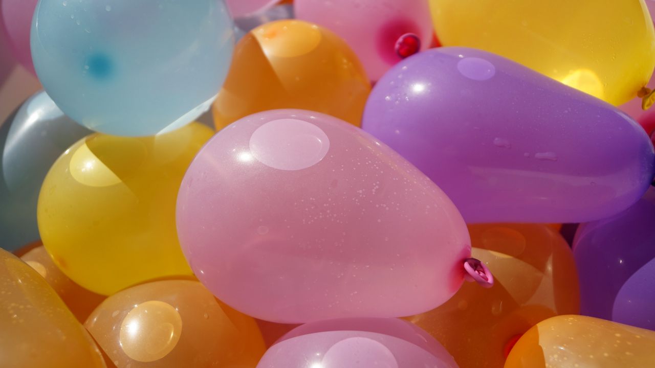 Wallpaper balloons, water, colorful