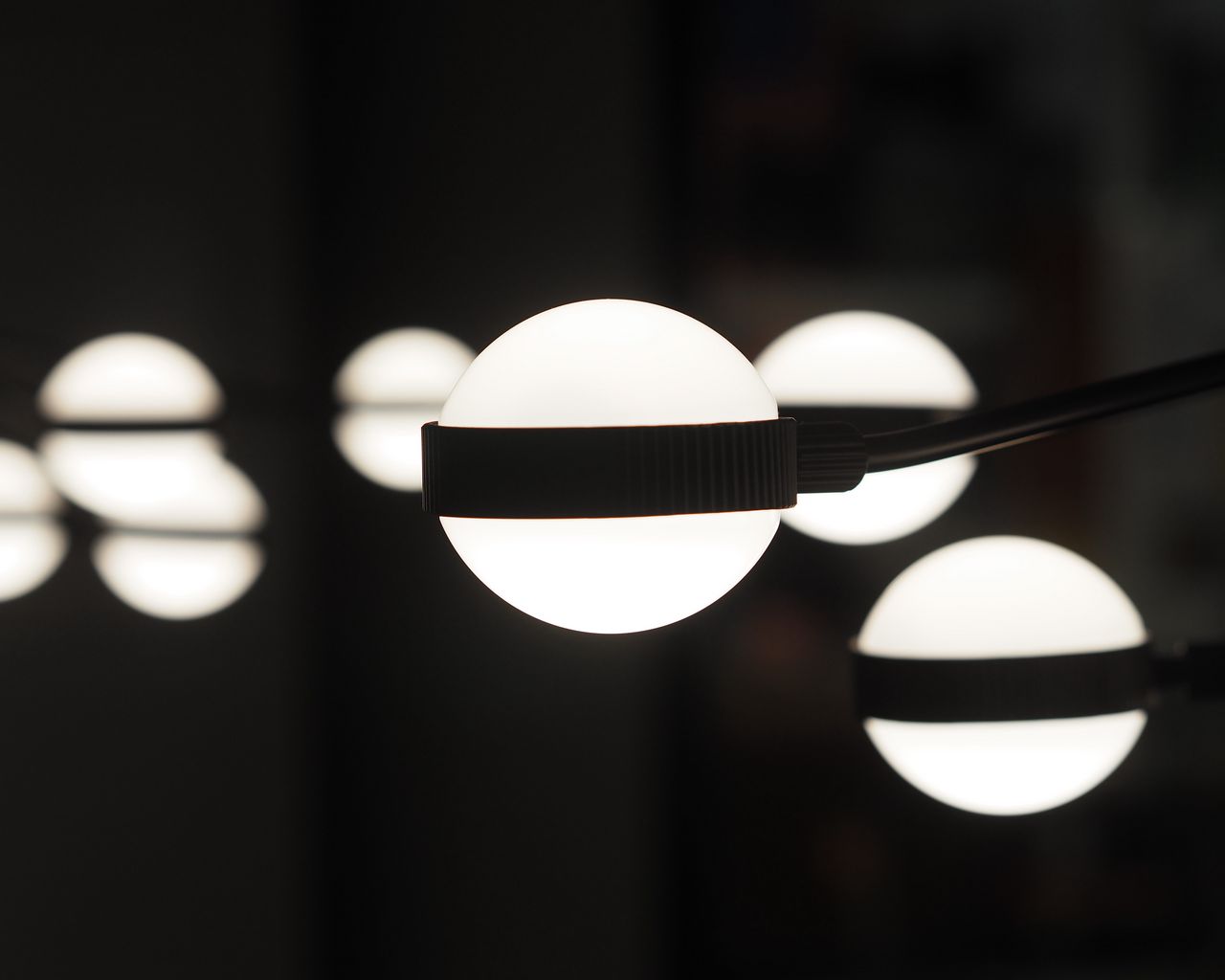 1280x1024 Wallpaper balls, glow, lamps, dark