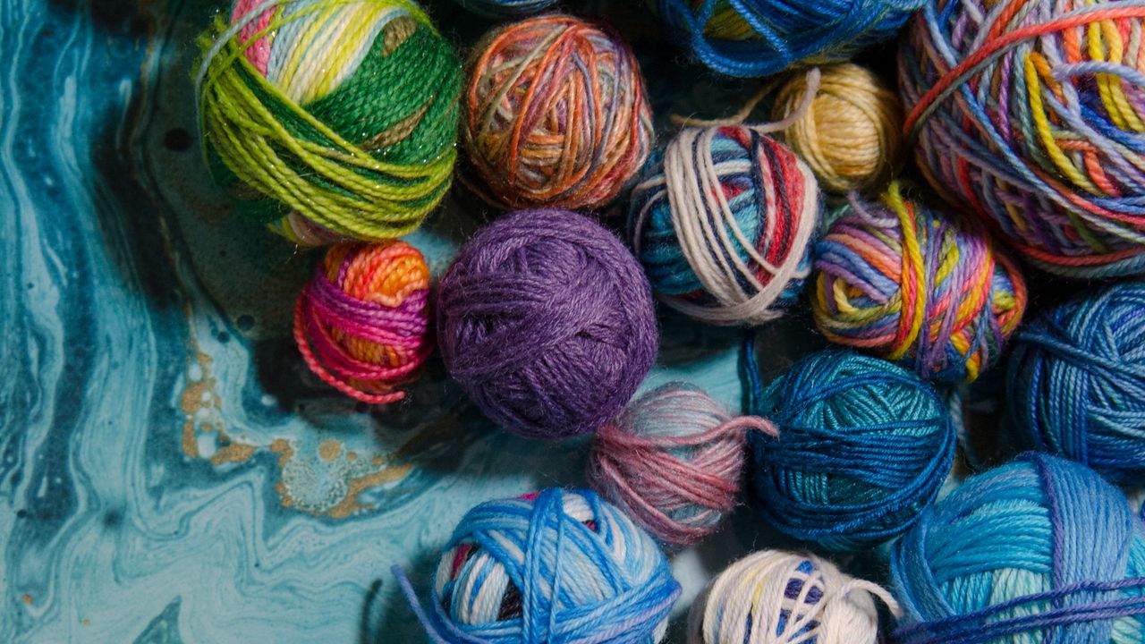 Wallpaper balls, threads, knitting, colorful
