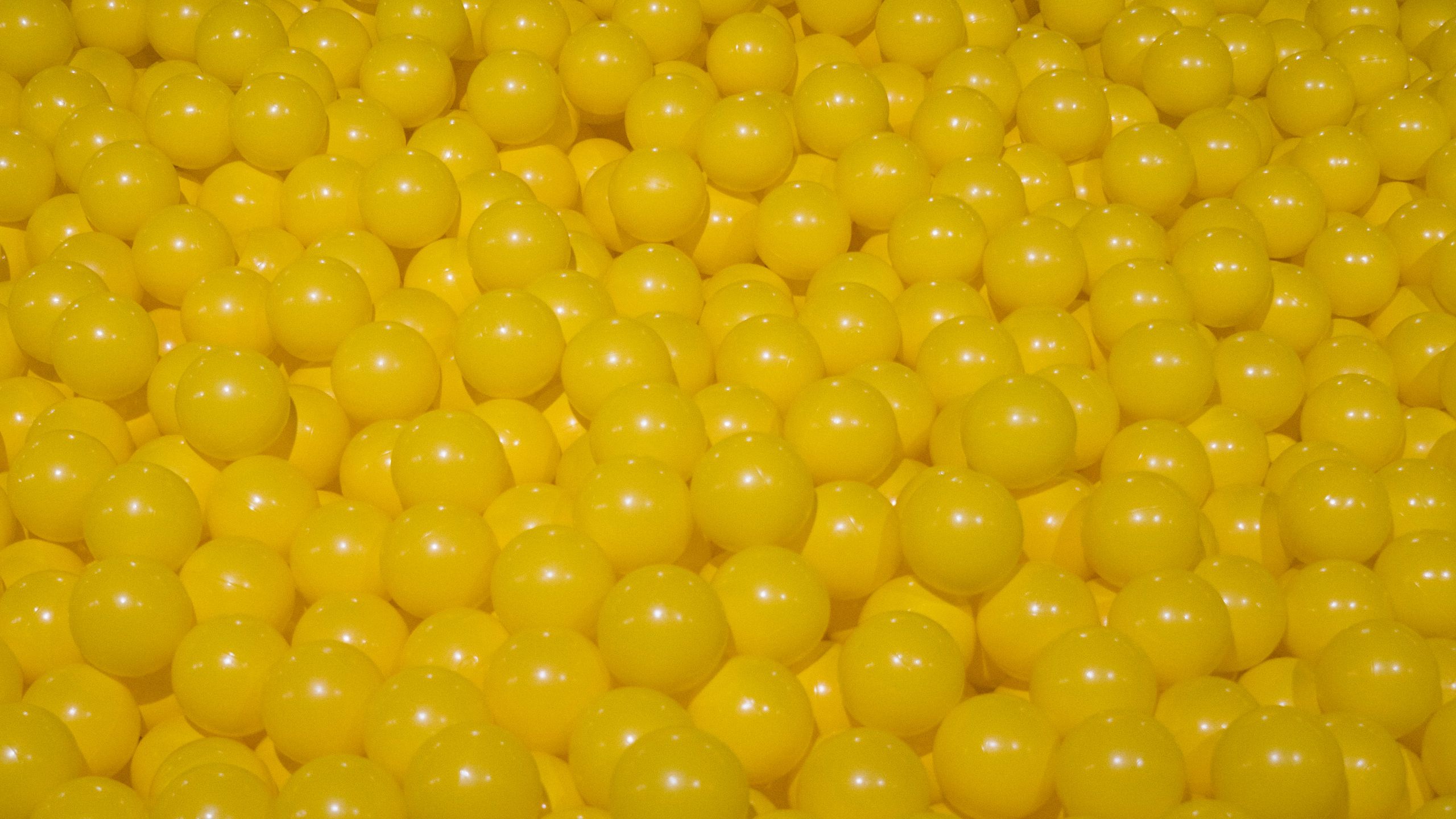 Download wallpaper 2560x1440 balls, yellow, shapes widescreen 16:9 hd