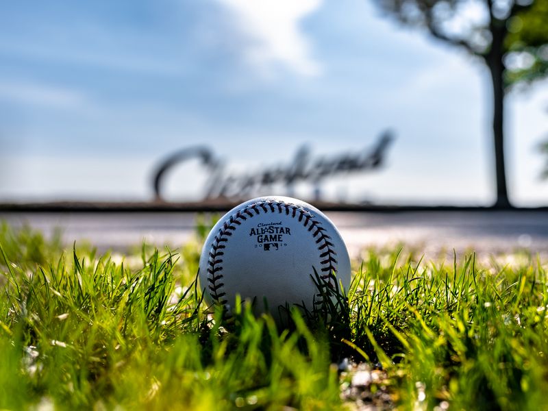 Download wallpaper 800x600 baseball, ball, grass pocket pc, pda hd background