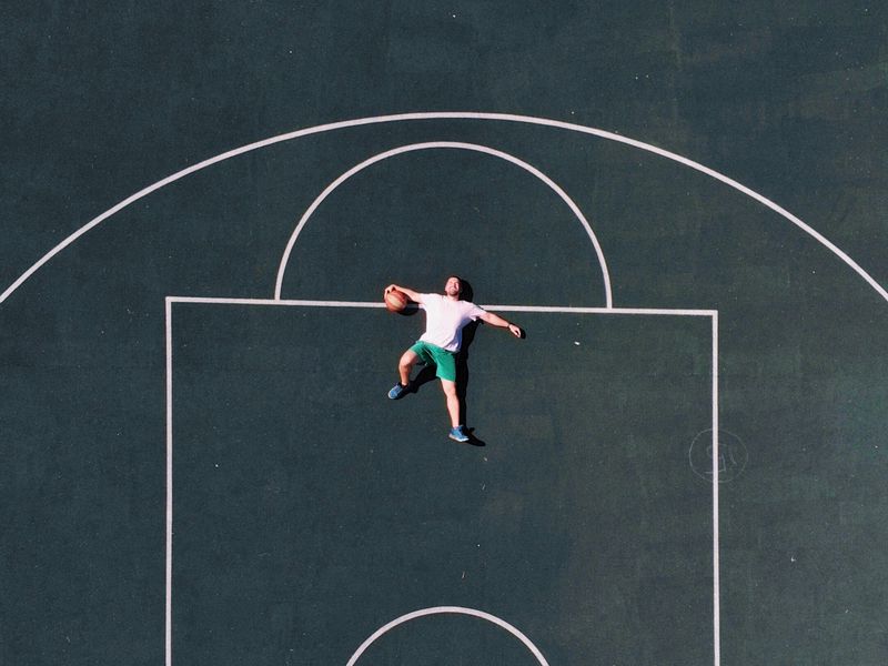 Download wallpaper 800x600 basketball court, player, aerial view, basketball, playground pocket pc, pda hd background