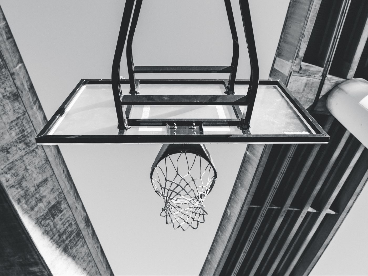 1400x1050 Wallpaper basketball, ring, mesh, bw