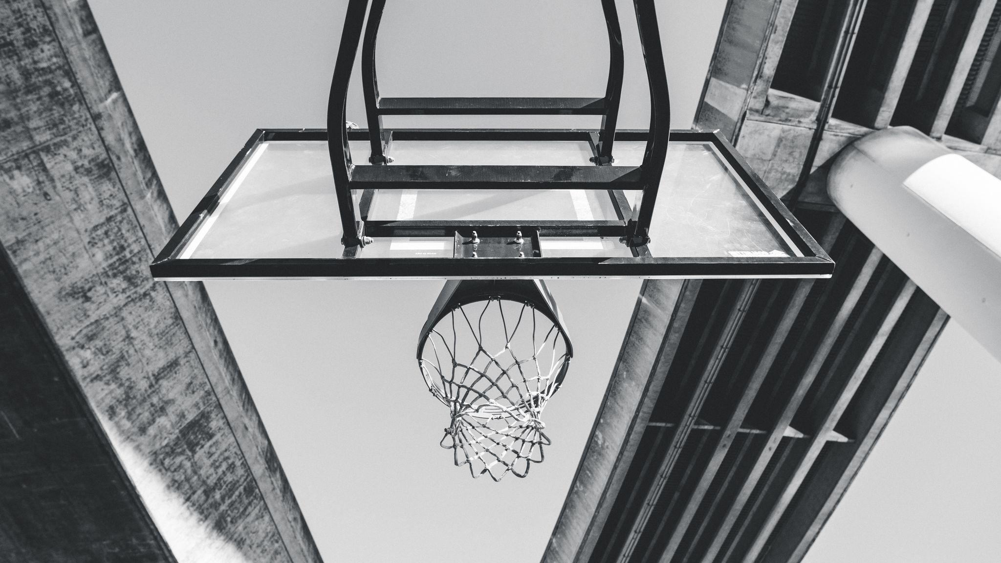 2048x1152 Wallpaper basketball, ring, mesh, bw