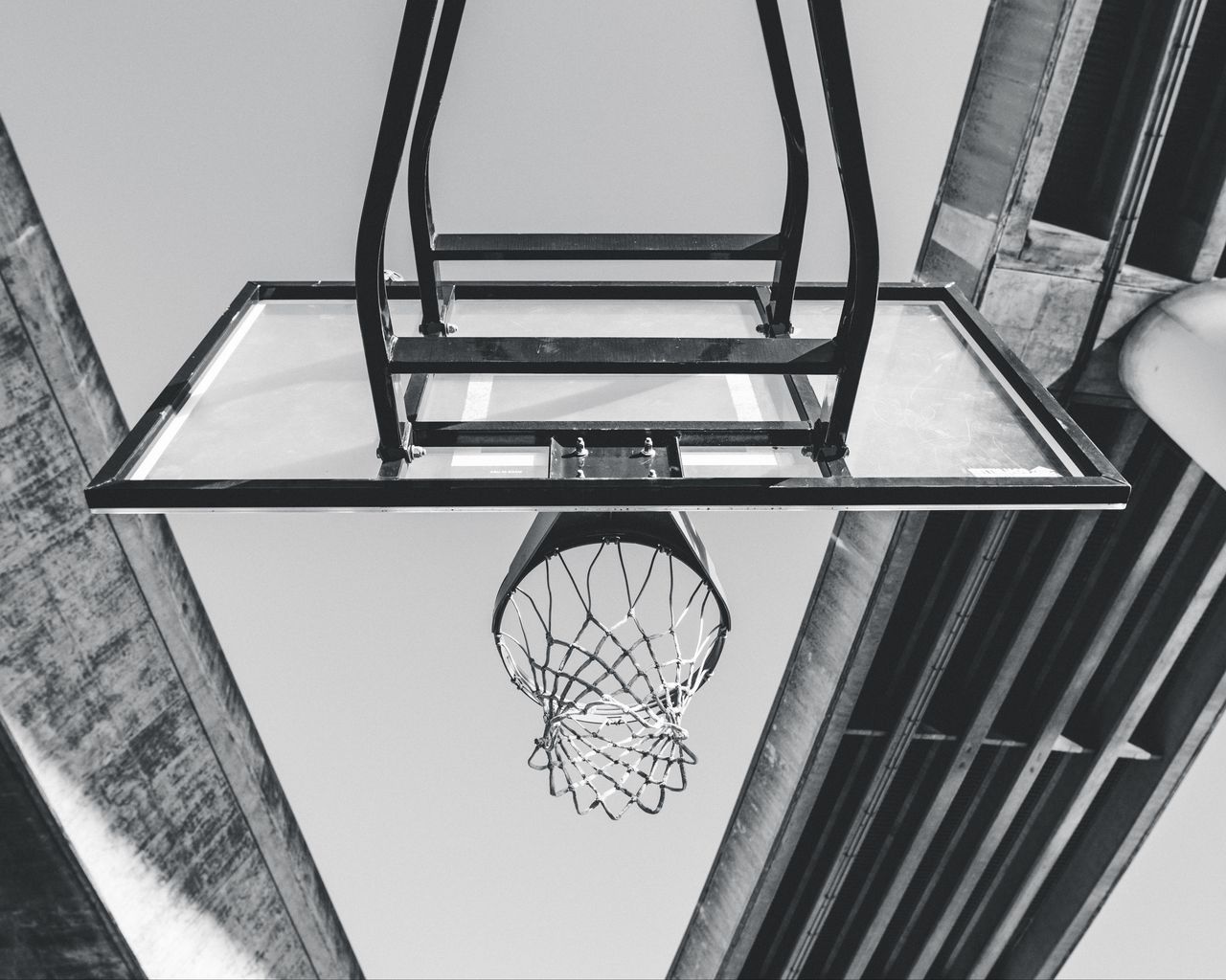 1280x1024 Wallpaper basketball, ring, mesh, bw