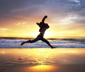 Preview wallpaper beach, people, jump, sunset, sea