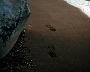 Preview wallpaper beach, rocks, sand, footprints