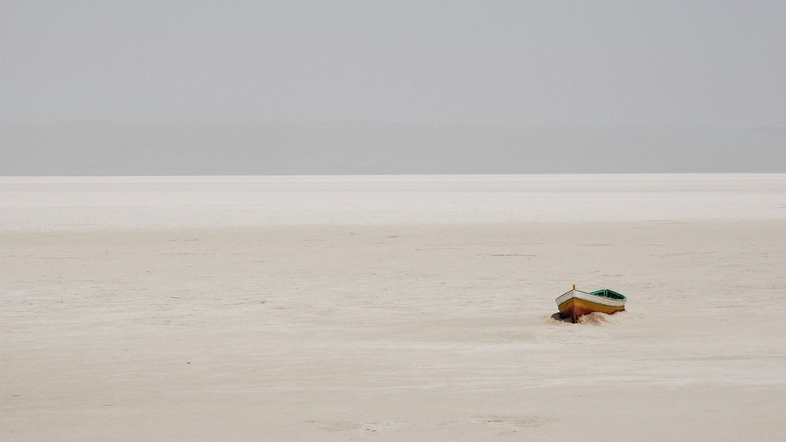 Download wallpaper 2560x1440 beach, sand, boat, coast, horizon