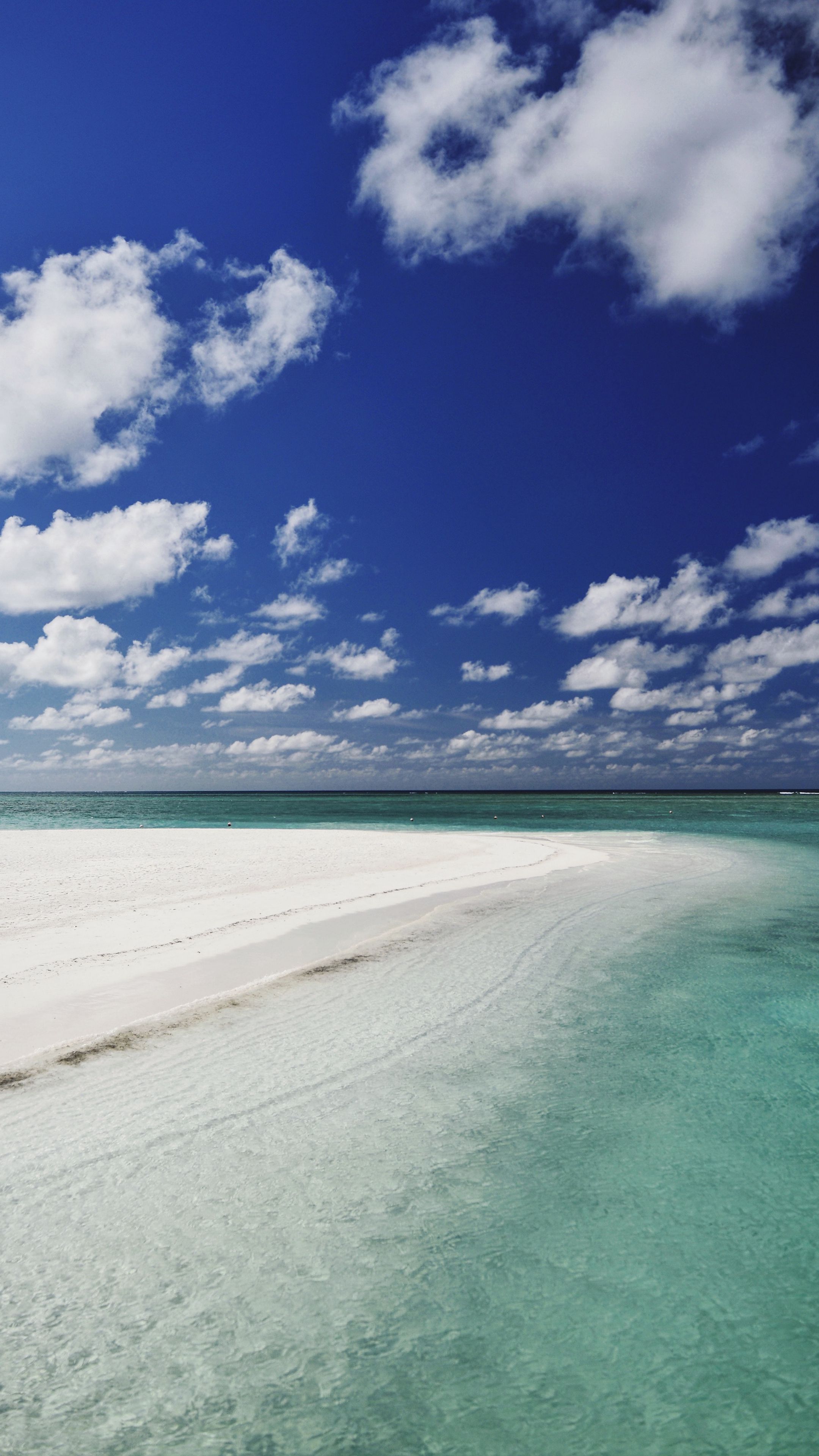 Hình nền bãi biển tuyệt đẹp sẽ khiến bạn cảm thấy như đang được đắm mình trong không gian biển xanh mát. Hãy thưởng thức hình nền này để mang lại cho bạn cảm giác thư thái và tươi mới cho ngày mới.
