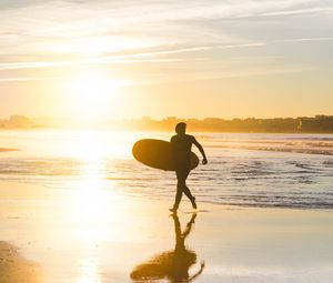 Preview wallpaper beach, surfing, board, sunset, sea, sun