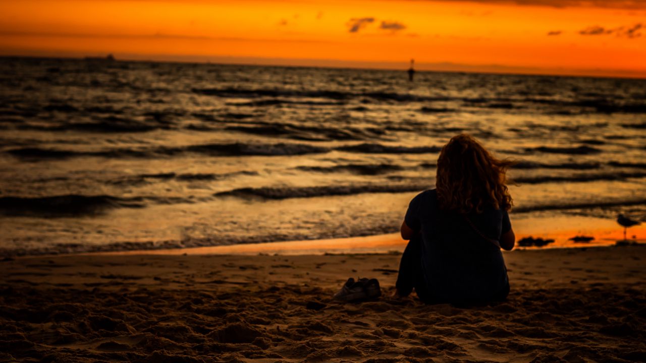 Wallpaper beach, woman, sunset, horizon