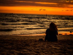 Preview wallpaper beach, woman, sunset, horizon