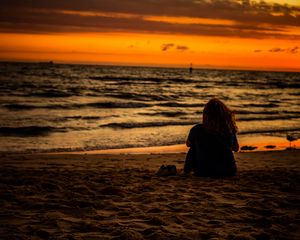 Preview wallpaper beach, woman, sunset, horizon