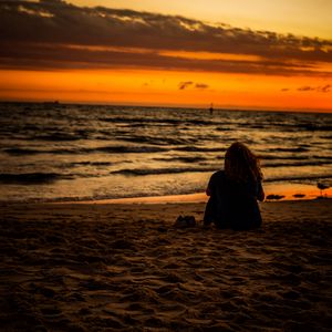 Preview wallpaper beach, woman, sunset, horizon