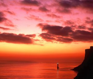 Preview wallpaper beacon, light, england, water, evening, sky