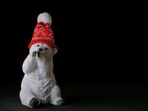 Preview wallpaper bear, statuette, hat