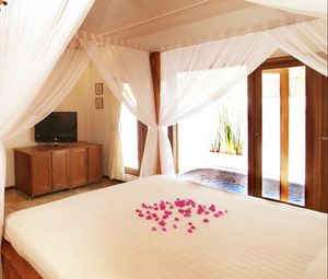 Preview wallpaper bed, bedroom, petals, romance
