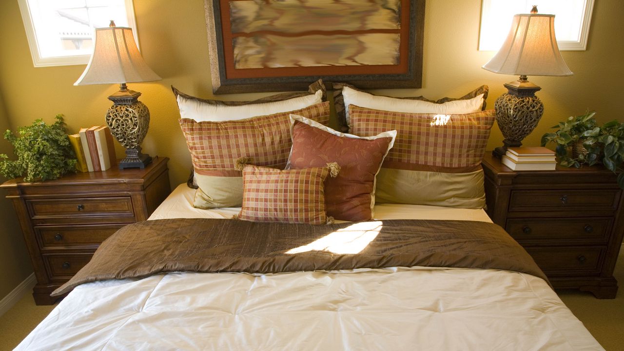 Wallpaper bed, blanket, pillows, tables, lamps, flowers