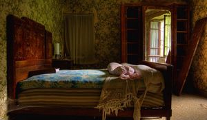Preview wallpaper bedroom, antique, bed, portrait, interiors