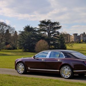 Preview wallpaper bentley, side view, grass