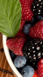 Preview wallpaper berries, plate, raspberryblackberry, a bilberry