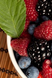 Preview wallpaper berries, plate, raspberryblackberry, a bilberry