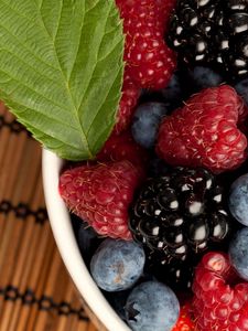 Preview wallpaper berries, plate, raspberryblackberry, a bilberry