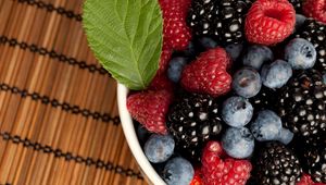 Preview wallpaper berries, plate, raspberryblackberry, a bilberry