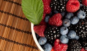 Preview wallpaper berries, plate, raspberryblackberry, a bilberry