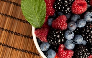 Preview wallpaper berries, plate, raspberryblackberry, a bilberry