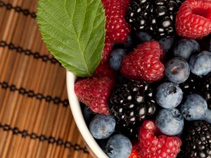 Preview wallpaper berries, plate, raspberryblackberry, a bilberry