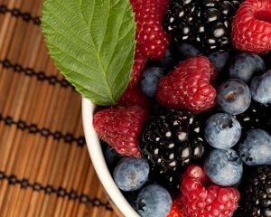 Preview wallpaper berries, plate, raspberryblackberry, a bilberry