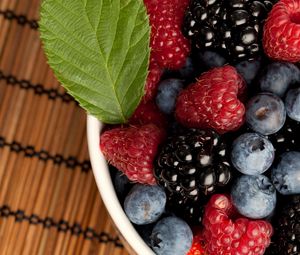 Preview wallpaper berries, plate, raspberryblackberry, a bilberry