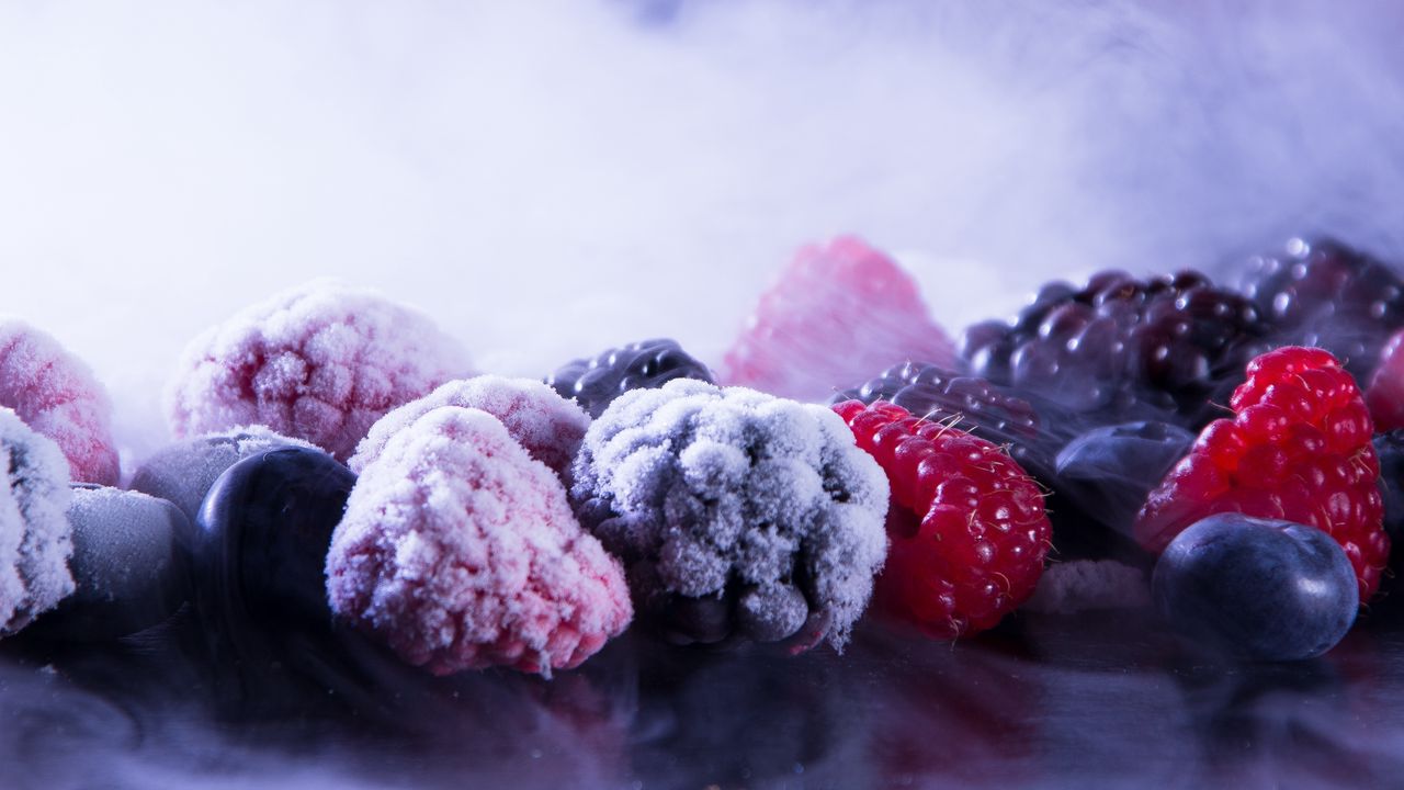 Wallpaper berries, raspberries, blueberries, blackberries, frozen, vapor