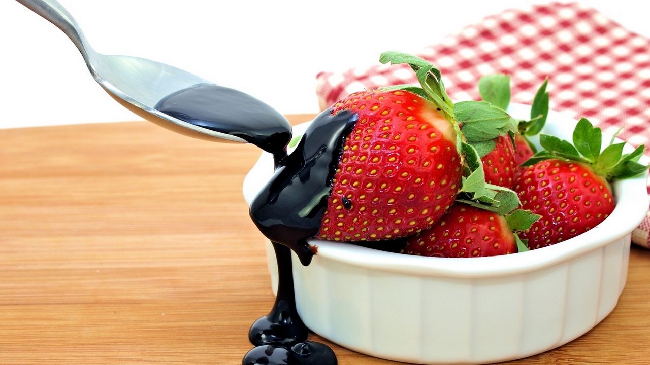 Wallpaper berries, strawberries, chocolate, spoon