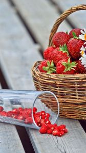 Preview wallpaper berries, strawberries, strawberry, basket, flowers, daisies, pansies, glass